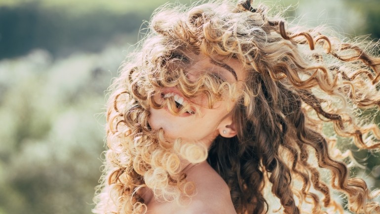 Comment hydrater ses cheveux bouclés