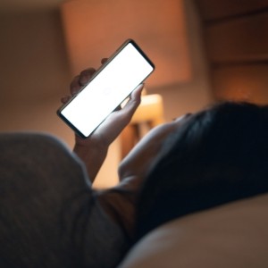 Lumière bleue pourquoi elle nous tient éveillé ?