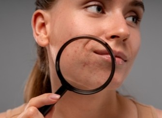 Quels sont les causes de l'apparition des boutons ?