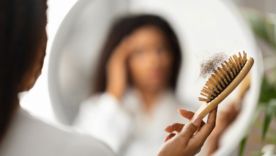 Cheveux qui tombent périodiquement : explications et solutions