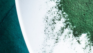 Spiruline en poudre, paillettes, gélules... quelle forme consommer ?