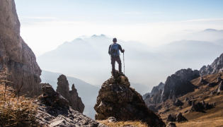 The mechanisms of surpassing oneself : why go out of one's comfort zone ?