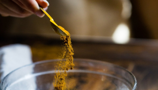 Curcuma : la plante de tous les dangers ?